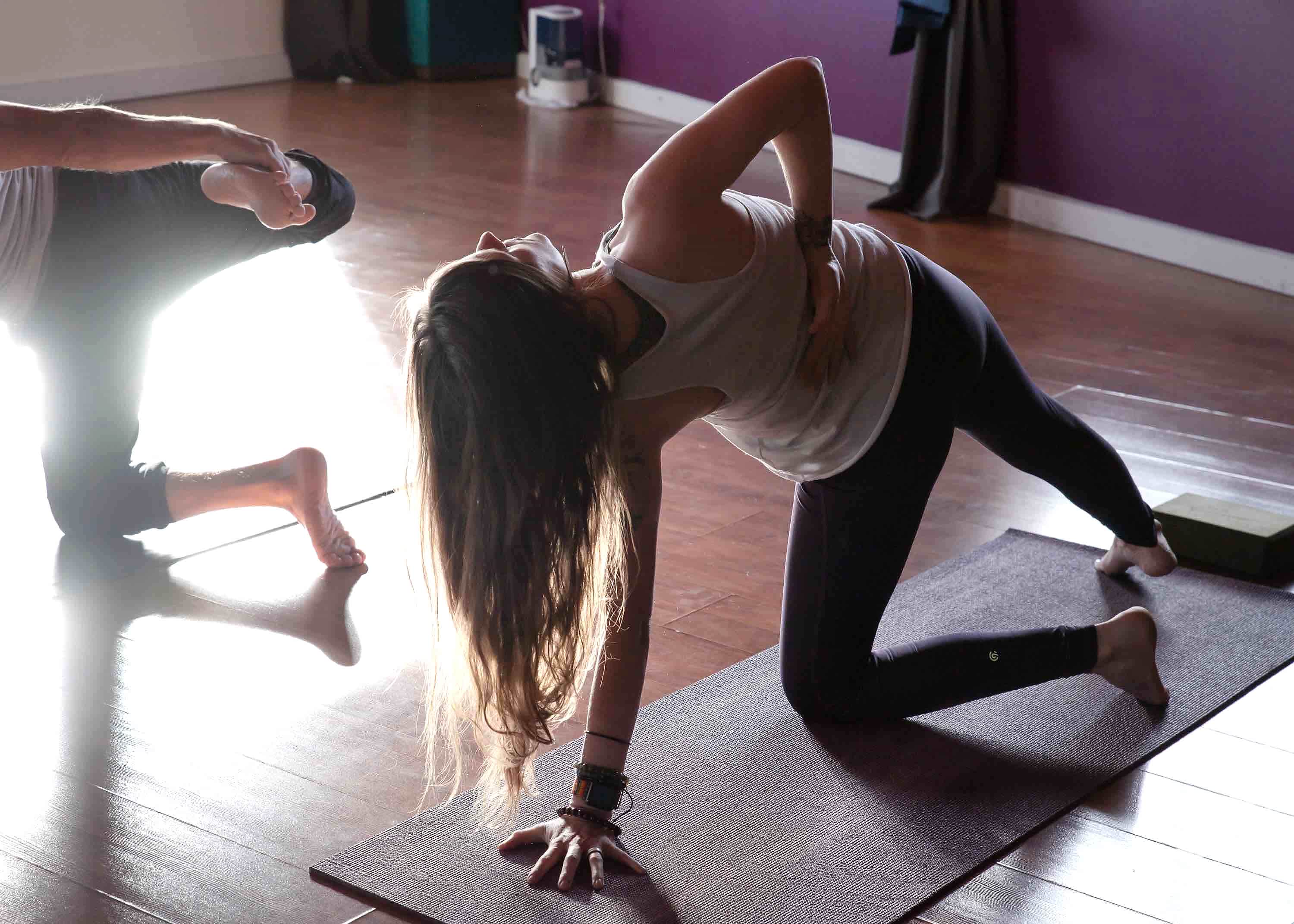 Photo of Alyssa in side plank with knee on the floor
